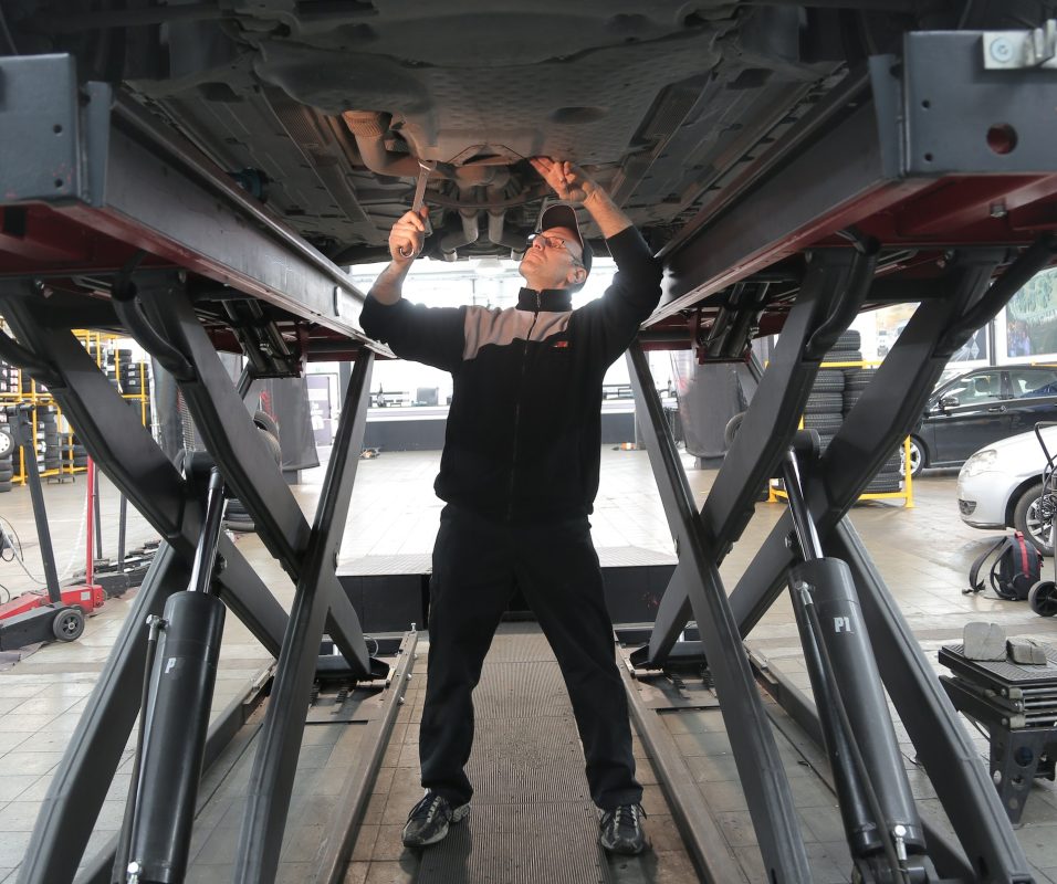 Mecánico haciendo reparaciones a un auto