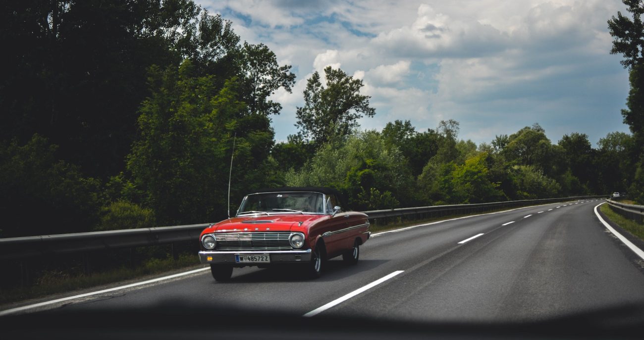 Auto vintage conduciendo en una carretera