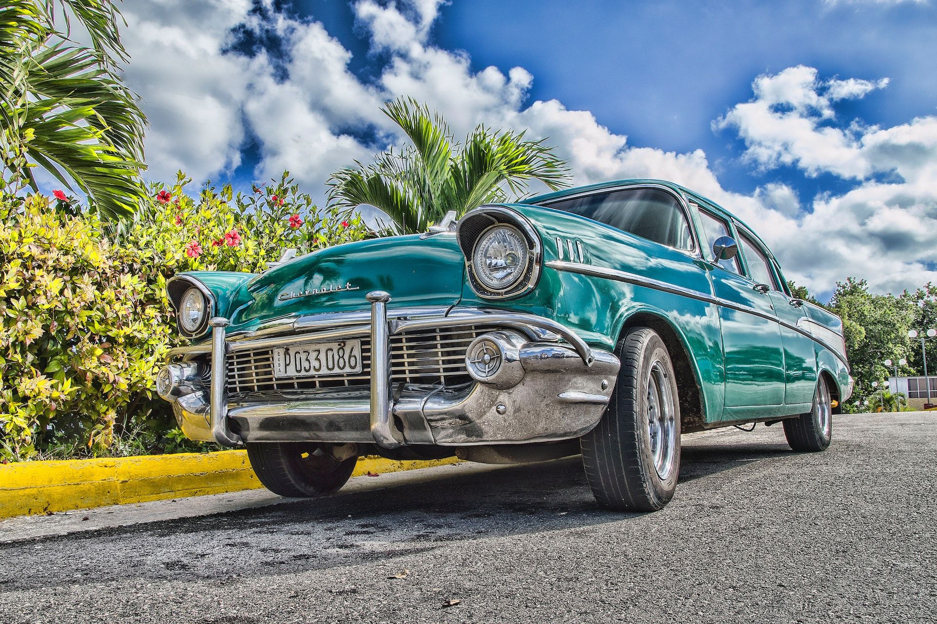 Auto color verde claro estacionado