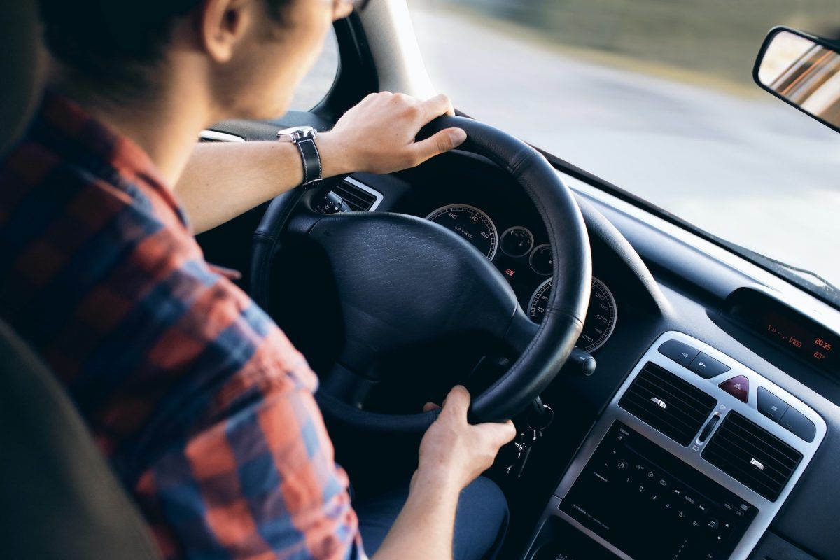 Persona tomando el volante de un automóvil