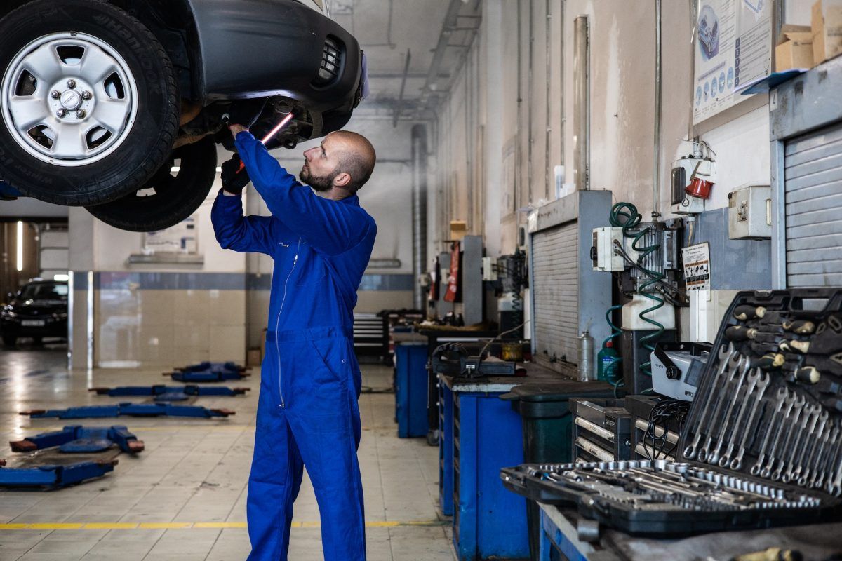 Hombre modificando un automóvil