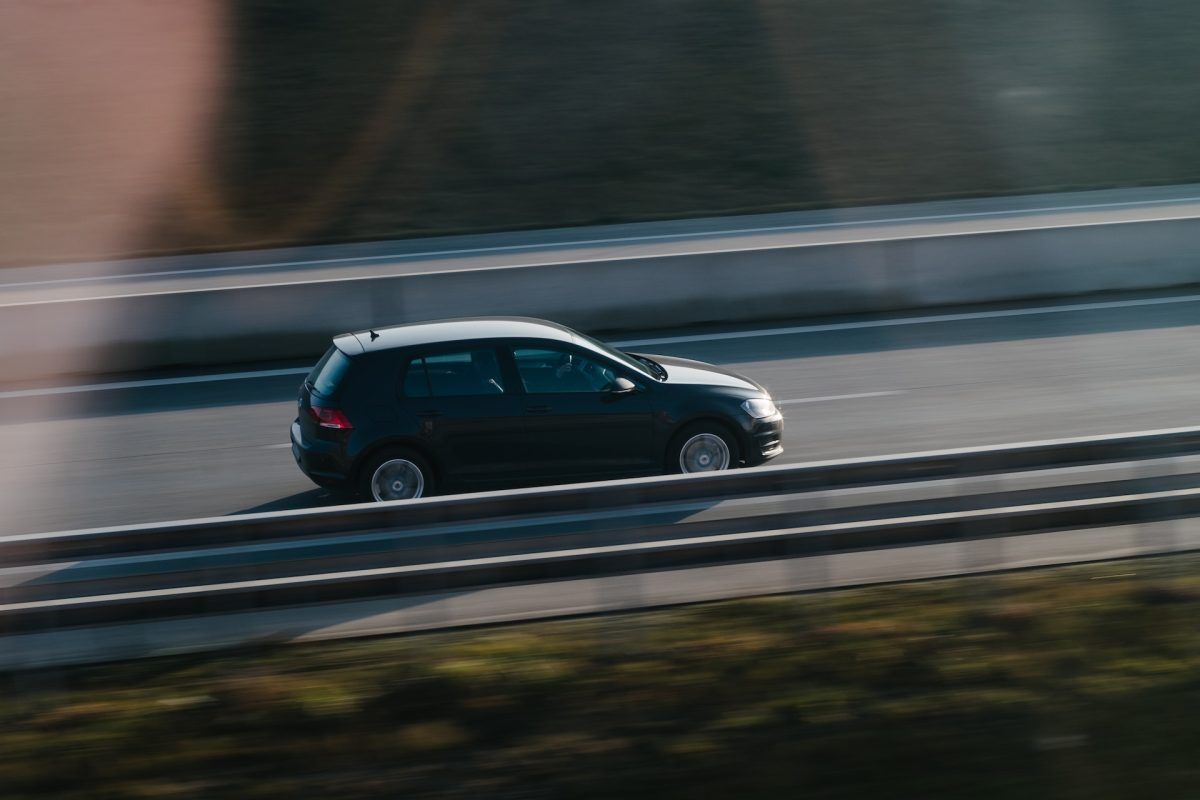 Auto viajando en carretera a gran velocidad